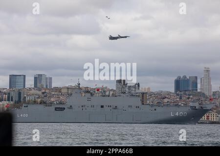 23 aprile 2023: TCG Anadolu, la più grande nave da guerra turca del comando delle forze navali, ha salutato il popolo attraversando il Bosforo, come parte della 23 sovranità nazionale e delle attività della Giornata dei bambini a Istanbul, Turkiye il 23 aprile 2023. (Credit Image: © Tolga Ildun/ZUMA Press Wire) SOLO PER USO EDITORIALE! Non per USO commerciale! Foto Stock