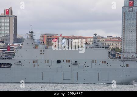 23 aprile 2023: TCG Anadolu, la più grande nave da guerra turca del comando delle forze navali, ha salutato il popolo attraversando il Bosforo, come parte della 23 sovranità nazionale e delle attività della Giornata dei bambini a Istanbul, Turkiye il 23 aprile 2023. (Credit Image: © Tolga Ildun/ZUMA Press Wire) SOLO PER USO EDITORIALE! Non per USO commerciale! Foto Stock