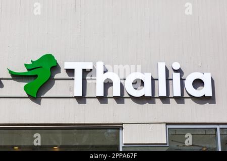 Stoccarda, Germania - 10 aprile 2023: Negozio Thalia libreria marca negozio con logo a Stoccarda, Germania. Foto Stock