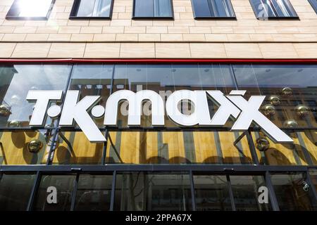 Stoccarda, Germania - 10 aprile 2023: TK Maxx negozio con logo retail a Stoccarda, Germania. Foto Stock