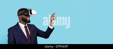 Tecnologie moderne per le aziende. Ritratto di un uomo d'affari sorridente nero che indossa il visore VR Foto Stock