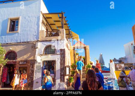 I turisti che visitano la pittoresca strada sulla scogliera tradizionale, famosa bella Santorini.Oia è una città costiera sulla punta nord-occidentale di Santorini, Foto Stock