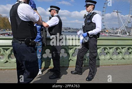 Londra, Inghilterra, Regno Unito. Agenti di polizia che effettuano un'operazione contro i commercianti illegali sul ponte di Westminster. Aprile 2023 Foto Stock