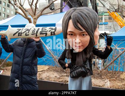 Manifestazione che chiede le dimissioni del presidente sudcoreano Yoon Suk Yeol, 4 febbraio 2023 : Un protester che indossa una maschera con interventi di chirurgia plastica facciale della prima signora sudcoreana Kim Keon Hee, partecipa a una protesta contro il Giappone e contro Yoon Suk Yeol nel centro di Seoul, in Corea del Sud. I personaggi coreani (L) hanno letto: "Organizzare un procedimento speciale per indagare su Kim Keon-Hee". Migliaia di manifestanti hanno marciato attraverso il centro di Seul chiedendo le dimissioni del Presidente Yoon. Credit: Lee Jae-won/AFLO/Alamy Live News Foto Stock