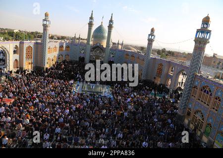 22 aprile 2023, Aran e Bidgol, Isfahan, Iran: Gli iraniani si preparano a partecipare alla preghiera dell'Eid al-Fitr, che segna la fine del mese Santo del Ramadan. I musulmani in tutto il mondo iniziano la giornata dell'Eid con le preghiere del mattino nelle moschee. Le preghiere sono generalmente seguite dalle famiglie che si riuniscono intorno al tavolo della prima colazione del mattino dopo un mese di digiuno. (Credit Image: © Rouzbeh Fouladi/ZUMA Press Wire) SOLO PER USO EDITORIALE! Non per USO commerciale! Foto Stock