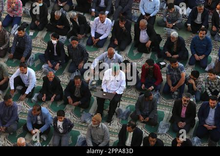 22 aprile 2023, Aran e Bidgol, Isfahan, Iran: Gli iraniani si preparano a partecipare alla preghiera dell'Eid al-Fitr, che segna la fine del mese Santo del Ramadan. I musulmani in tutto il mondo iniziano la giornata dell'Eid con le preghiere del mattino nelle moschee. Le preghiere sono generalmente seguite dalle famiglie che si riuniscono intorno al tavolo della prima colazione del mattino dopo un mese di digiuno. (Credit Image: © Rouzbeh Fouladi/ZUMA Press Wire) SOLO PER USO EDITORIALE! Non per USO commerciale! Foto Stock