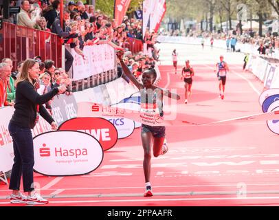 Amburgo, Germania. 23rd Apr, 2023. Atletica: Maratona. Dorcas Tuitoek, dal Kenya, celebra la sua vittoria alla maratona di Amburgo. Circa 11.800 partecipanti hanno partecipato all'edizione 37th della Maratona di Amburgo. Credit: Christian Charisius/dpa/Alamy Live News Foto Stock