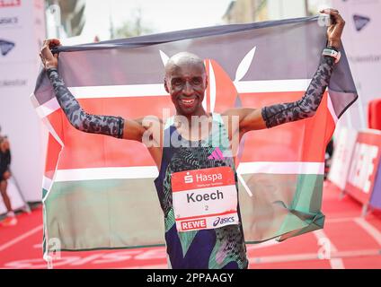 Amburgo, Germania. 23rd Apr, 2023. Atletica: Maratona. Bernard Koech del Kenya celebra la sua vittoria alla maratona di Amburgo. Circa 11.800 partecipanti hanno partecipato all'edizione 37th della Maratona di Amburgo. Credit: Christian Charisius/dpa/Alamy Live News Foto Stock