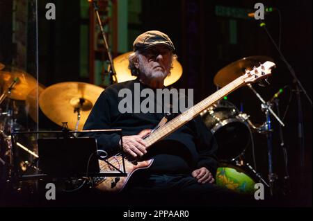 Bari, Italia. 22nd Apr, 2023. Patrick Djivas (PFM) Credit: Independent Photo Agency/Alamy Live News Foto Stock