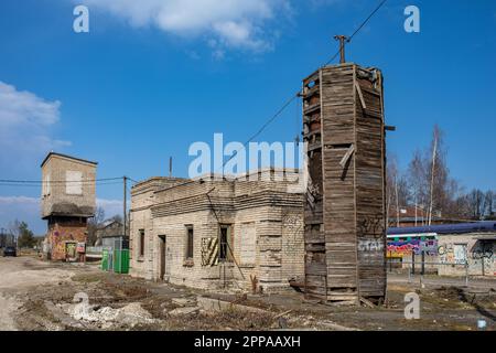Derelitti vecchi edifici nel quartiere Telliskivi di Tallinn, Estonia Foto Stock