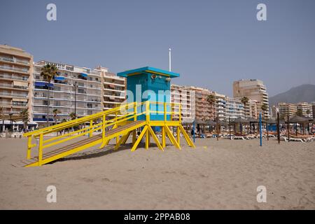 Torre del bagnino a Los Boliches, Fuengirola, Málaga, Spagna. Foto Stock