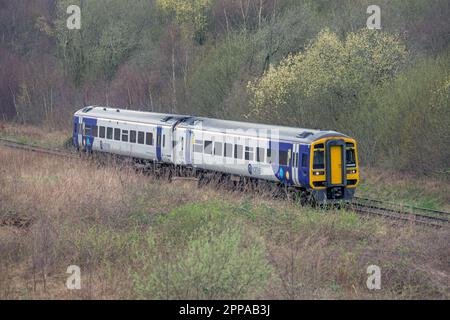 Northern Rail Sprinter Diesel Multiple Unit (DMU) classe 158 alla periferia di Carlisle Foto Stock