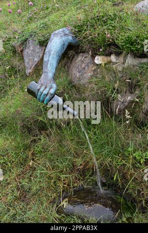 Illustrazione divertente: Pozzo della molla che versa l'acqua da una bottiglia, Mangersta, Uig, Lewis, Isola di Lewis, Outer Ebrides, Western Isles, Scozia, Regno Unito Foto Stock