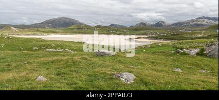 Spiaggia di sabbia, Bogland e montagne, Uig Bay, Carnish, Uig, Lewis, Isola di Lewis, Ebridi, Ebridi esterne, Western Isles, Scozia, Regno Unito Foto Stock