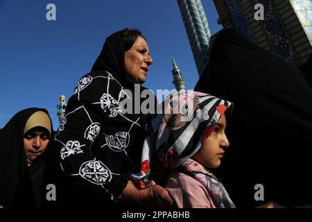 22 aprile 2023, Aran e Bidgol, Isfahan, Iran: Donne iraniane velate partono dopo la preghiera di Eid al-Fitr, che segna la fine del mese Santo di Ramadan. I musulmani in tutto il mondo iniziano la giornata dell'Eid con le preghiere del mattino nelle moschee. Le preghiere sono generalmente seguite dalle famiglie che si riuniscono intorno al tavolo della prima colazione del mattino dopo un mese di digiuno. (Credit Image: © Rouzbeh Fouladi/ZUMA Press Wire) SOLO PER USO EDITORIALE! Non per USO commerciale! Foto Stock