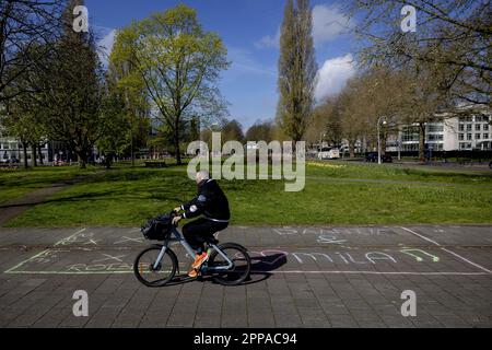 AMSTERDAM - i primi posti per il Vrijmarkt sono già stati registrati sul Apollolaan. Nella capitale si stanno preparando i preparativi per il giorno del Re. ANP ROBIN VAN LONKHUIJSEN olanda fuori - belgio fuori Foto Stock