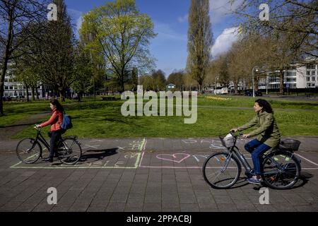 AMSTERDAM - i primi posti per il Vrijmarkt sono già stati registrati sul Apollolaan. Nella capitale si stanno preparando i preparativi per il giorno del Re. ANP ROBIN VAN LONKHUIJSEN olanda fuori - belgio fuori Foto Stock