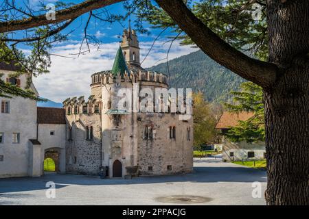 Engelsburg (Castello dell'Angelo), Abbazia di Neustift (Abbazia di Novacella), Neustift-Novacella, Trentino-Alto Adige/Sudtirol, Italia Foto Stock