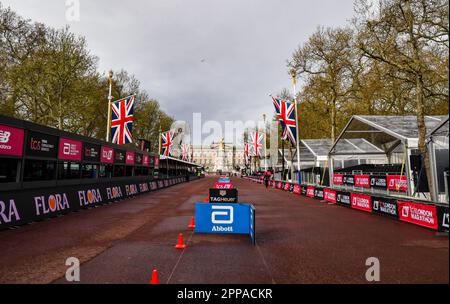 Londra, Regno Unito. 23rd Apr, 2023. 23rd aprile 2023, Londra, Inghilterra; TCS 2023 London Marathon; Una vista dalla linea di arrivo di back up The Mall verso Buckingham Palace Credit: Action Plus Sports Images/Alamy Live News Foto Stock
