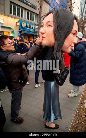 Manifestazione che chiede le dimissioni del presidente sudcoreano Yoon Suk Yeol, 4 febbraio 2023 : Un protester che indossa una maschera con interventi di chirurgia plastica facciale della prima signora sudcoreana Kim Keon Hee, partecipa a una protesta contro il Giappone e contro Yoon Suk Yeol nel centro di Seoul, in Corea del Sud. Migliaia di manifestanti hanno marciato attraverso il centro di Seul chiedendo le dimissioni del Presidente Yoon. Credit: Lee Jae-won/AFLO/Alamy Live News Foto Stock