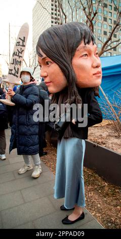 Manifestazione che chiede le dimissioni del presidente sudcoreano Yoon Suk Yeol, 4 febbraio 2023 : Un protester che indossa una maschera con interventi di chirurgia plastica facciale della prima signora sudcoreana Kim Keon Hee, partecipa a una protesta contro il Giappone e contro Yoon Suk Yeol nel centro di Seoul, in Corea del Sud. Migliaia di manifestanti hanno marciato attraverso il centro di Seul chiedendo le dimissioni del Presidente Yoon. Credit: Lee Jae-won/AFLO/Alamy Live News Foto Stock