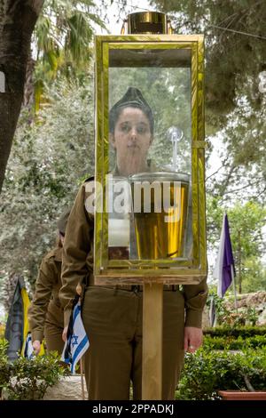 Gerusalemme, Israele. 23rd Apr, 2023. I soldati dell'IDF posano piccole bandiere israeliane con nastri neri su ciascuna delle tombe e salutano i caduti al cimitero militare del Monte Herzl prima del Memorial Day, Yom Hazikaron, per i soldati caduti di Israele e le vittime degli attacchi terroristici. Il Memorial Day sarà segnato il 24th aprile 2023. Credit: NIR Alon/Alamy Live News Foto Stock