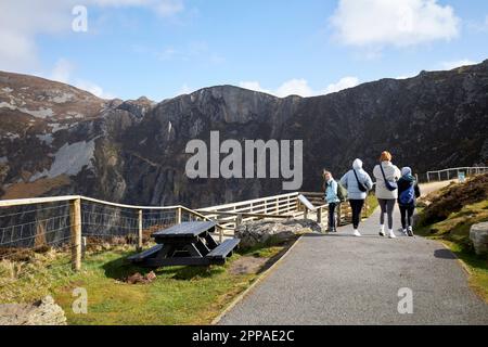 turisti sul percorso per la piattaforma di osservazione sliabh liag slieve lega scogliere contea donegal repubblica d'irlanda Foto Stock