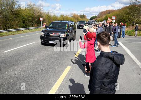 Wellwishers linea la strada per il presidente bidens Motorcade in visita ufficiale di stato in Irlanda sul N5 al di fuori della contea mayo repubblica d'irlanda Foto Stock