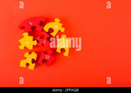 Puzzle con numeri sfondo rosso Foto Stock