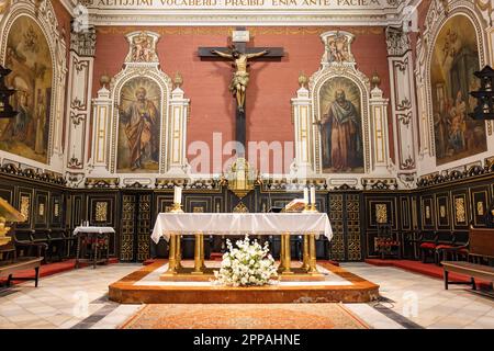 Huelva, Spagna - 22 aprile 2023: Altare maggiore della Chiesa Parrocchiale di San Juan Bautista, San Giovanni Battista, in Piazza Spagna nel comune di la Pa Foto Stock