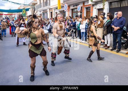 Huelva, Spagna - 18 marzo 2023: Uomo e donna vestiti e preparati in costume d'epoca esotica nella parata della Fiera della scoperta medievale di Palos de la Fro Foto Stock