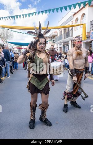 Huelva, Spagna - 18 marzo 2023: Bella giovane donna vestita e fatta in costume d'epoca esotica nella parata della Fiera di scoperta medievale a Palos d Foto Stock