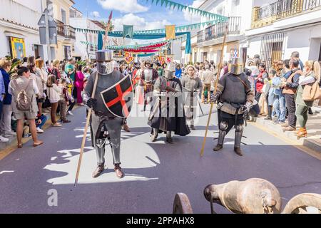 Huelva, Spagna - 18 marzo 2023: Gli uomini vestirsi come cavaliere medievale con armatura metallica sta mading una performance nella parata della Fiera della scoperta medievale Foto Stock