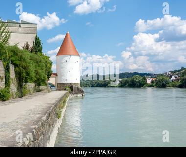 Schaibling Tower presso la passeggiata lungo il fiume Inn a Passau, Germania Foto Stock