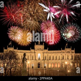 Fuochi d'artificio sopra il Maximilianeum, che ospita il parlamento bavarese a Monaco Foto Stock