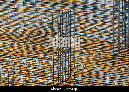 Griglia di acciaio e barre di ferro su un cantiere Foto Stock