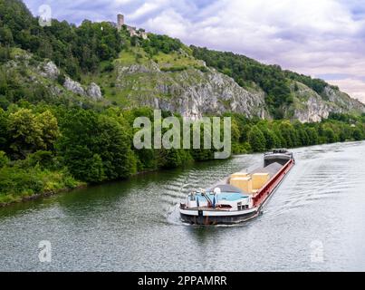 Chiatta sul fiume Altmuhel in una valle idilliaca (Baviera) (Germania) Foto Stock