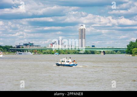 COLONIA, GERMANIA - 12 MAGGIO: Nave sul fiume Reno a Colonia, Germania il 12 maggio 2019 Foto Stock