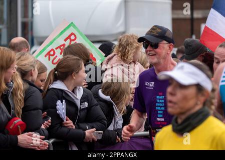 Tower Hill, Londra, Regno Unito. 23rd Apr, 2023. Circa 45.000 persone partecipano alla maratona di Londra TCS 2023, tra cui i migliori corridori d'élite del mondo e gli atleti in carrozzina. Seguono la massa di club e corridori divertenti, con molti che alzano grandi somme per beneficenza e spesso corrono in abiti eleganti e puntano ai Guinness dei primati mondiali per la classe. Chris Evans Foto Stock