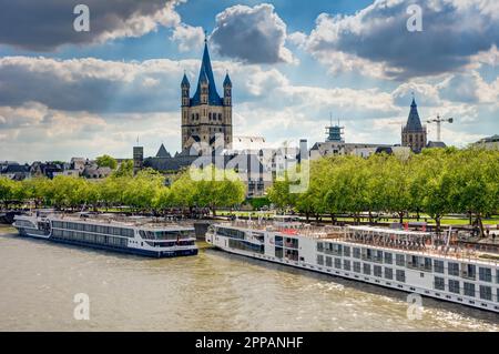 COLONIA, GERMANIA - 12 MAGGIO: Navi sul fiume Reno a Colonia, Germania il 12 maggio 2019 Foto Stock