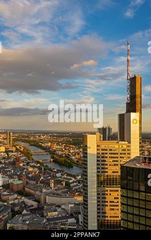 FRANCOFORTE, GERMANIA - 17 SETTEMBRE: Vista aerea sulla città e la Torre Commerzbank a Francoforte, Germania il 17 settembre 2019. Foto tratta da Foto Stock