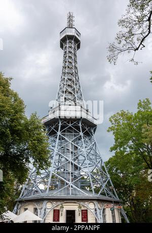 PRAGA, REPUBBLICA CECA - 5 SETTEMBRE: La torre di osservazione Petrin a Praga, Repubblica Ceca il 5 settembre 2019 Foto Stock