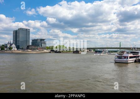 COLONIA, GERMANIA - 12 MAGGIO: Nave sul fiume Reno a Colonia, Germania il 12 maggio 2019 Foto Stock