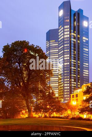 FRANCOFORTE, GERMANIA - 16 SETTEMBRE: Scena notturna con la sede centrale della Deutsche Bank a Francoforte, Germania il 16 settembre 2019. Deutsche Bank è la Foto Stock