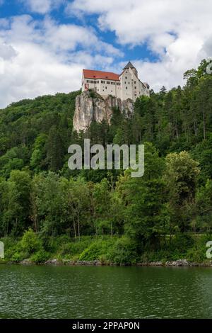 RIEDENBURG, GERMANIA - 3 LUGLIO: Castello di Prunn nella valle Altmuehltal a Riedenburg, Germania il 3 luglio 2020 Foto Stock