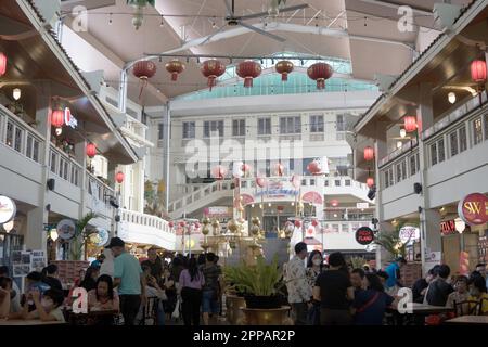 Giacarta, Indonesia. Aprile 2023. La gente sta comprando gli alimenti tipici venduti a Petak 6, Glodok, Jakarta durante le feste di Eid. Fotografia di strada. Foto Stock