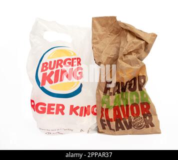 Ho Chi Minh City, Vietnam - 8 aprile 2023: 2 borse vuote sbriciolate con logo Burger King isolato su bianco. Carta e rifiuti di plastica lasciati dopo aver mangiato dentro Foto Stock