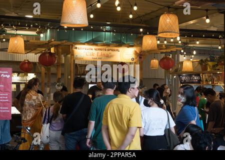 Giacarta, Indonesia. Aprile 2023. La gente sta comprando gli alimenti tipici venduti a Petak 6, Glodok, Jakarta durante le feste di Eid. Fotografia di strada. Foto Stock