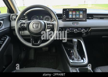 Puck, Polonia - 16 aprile 2023: Accessori interni di Honda HR-V Hybrid Foto Stock