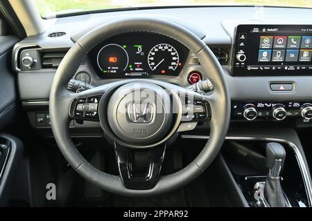 Puck, Polonia - 16 aprile 2023: Accessori interni di Honda HR-V Hybrid Foto Stock